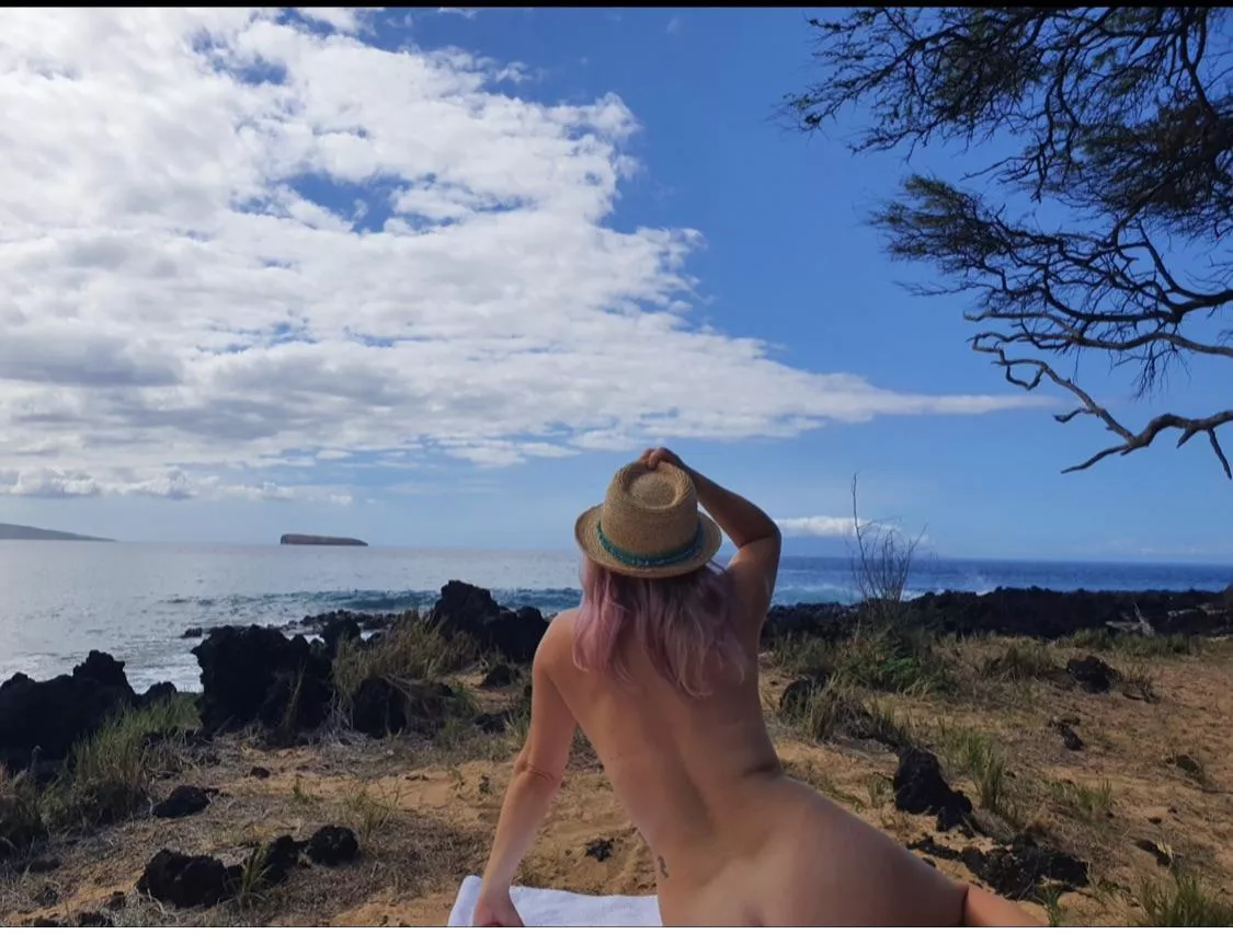 Are you putting your towel next to me? Enthusiastic nude beach goer and naturist! Petite but curvy!