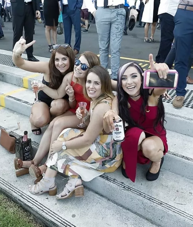 Aussie gals at the races