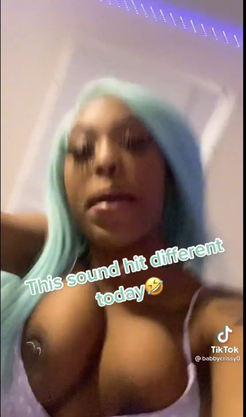 Babbycrissy0 with the whole titty out