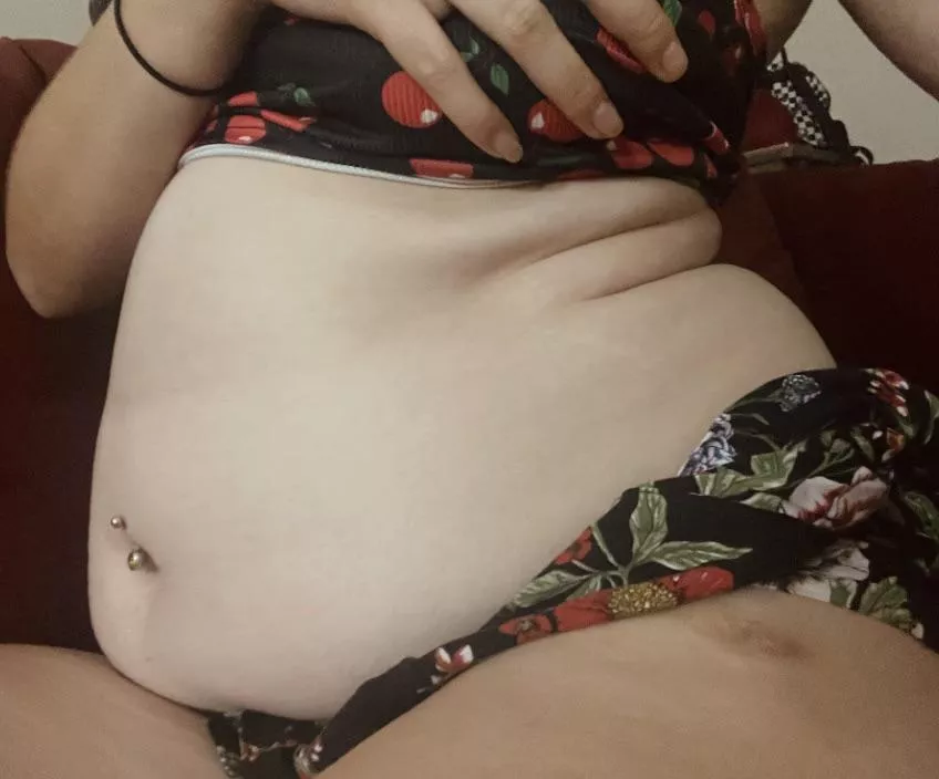 Back and Fatter than ever, message me to make this piggy even fatter ðŸ·ðŸ·