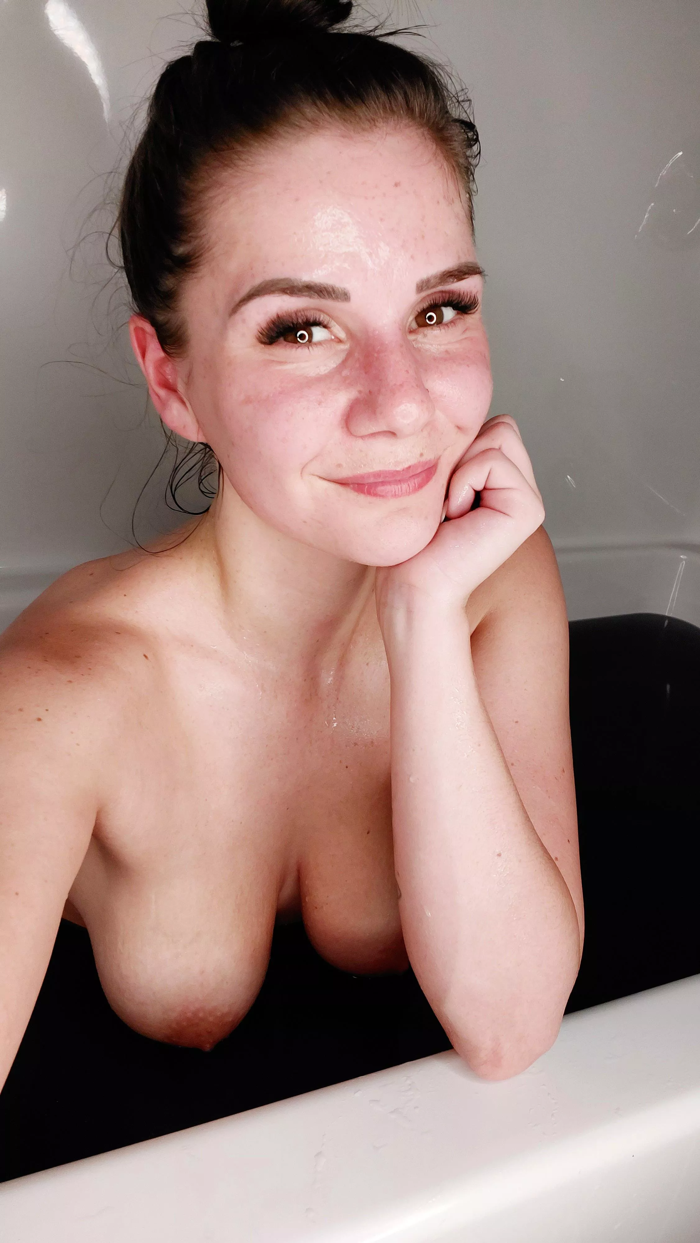 Bathtub selfie ♡