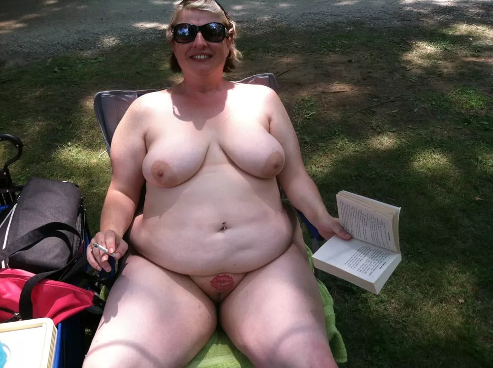 BBW enjoying a book in the buff