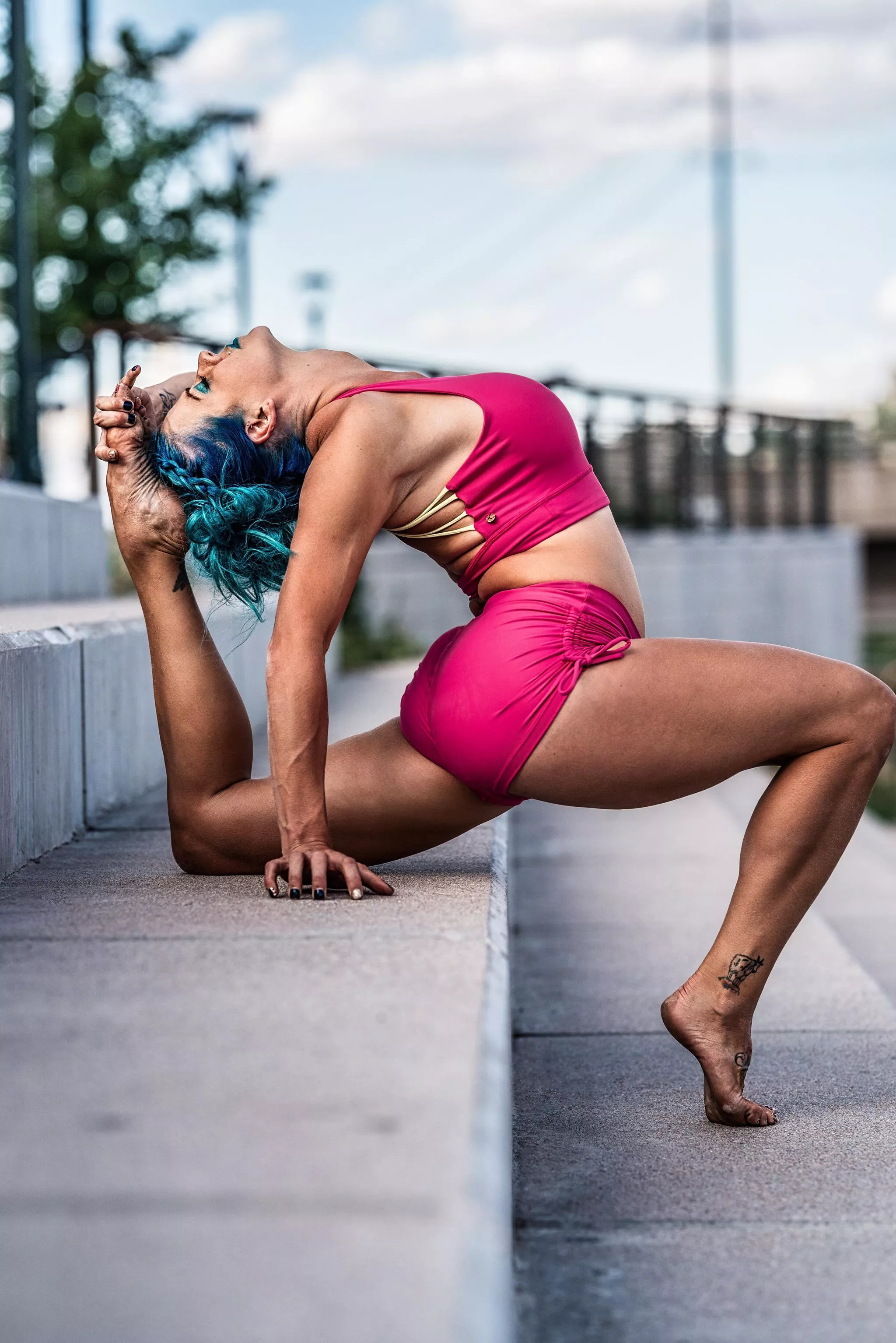 Beautiful Eka Pada Rajakapotasana from blue haired yoga girl Cherise. Exploring yoga poses on all the urban landscape.