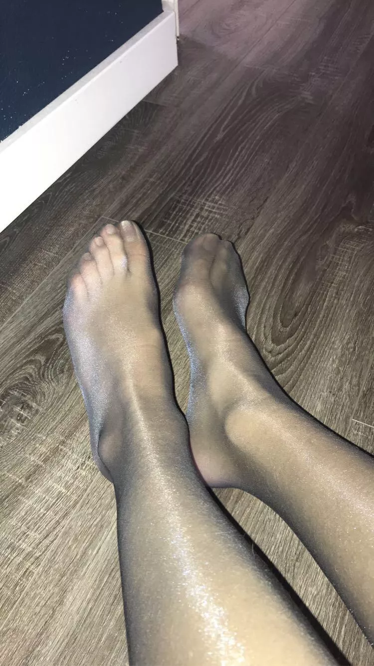 Beautiful nylon coverd feet😌