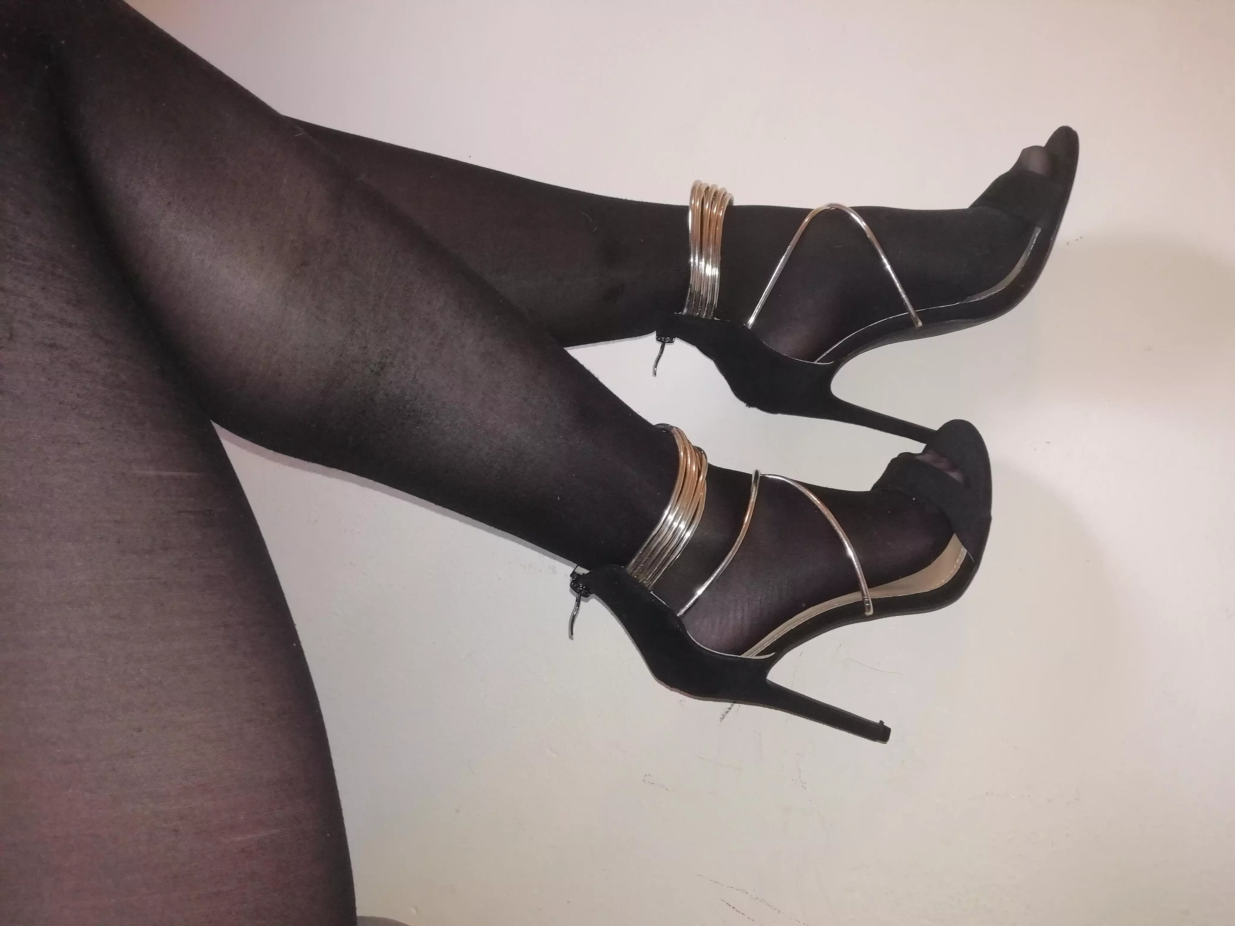 Because you all asked so nicely🥰 heels and stockings🤭