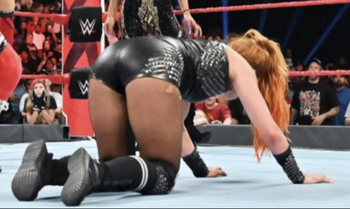 Becky Lynch on all fours 🍑