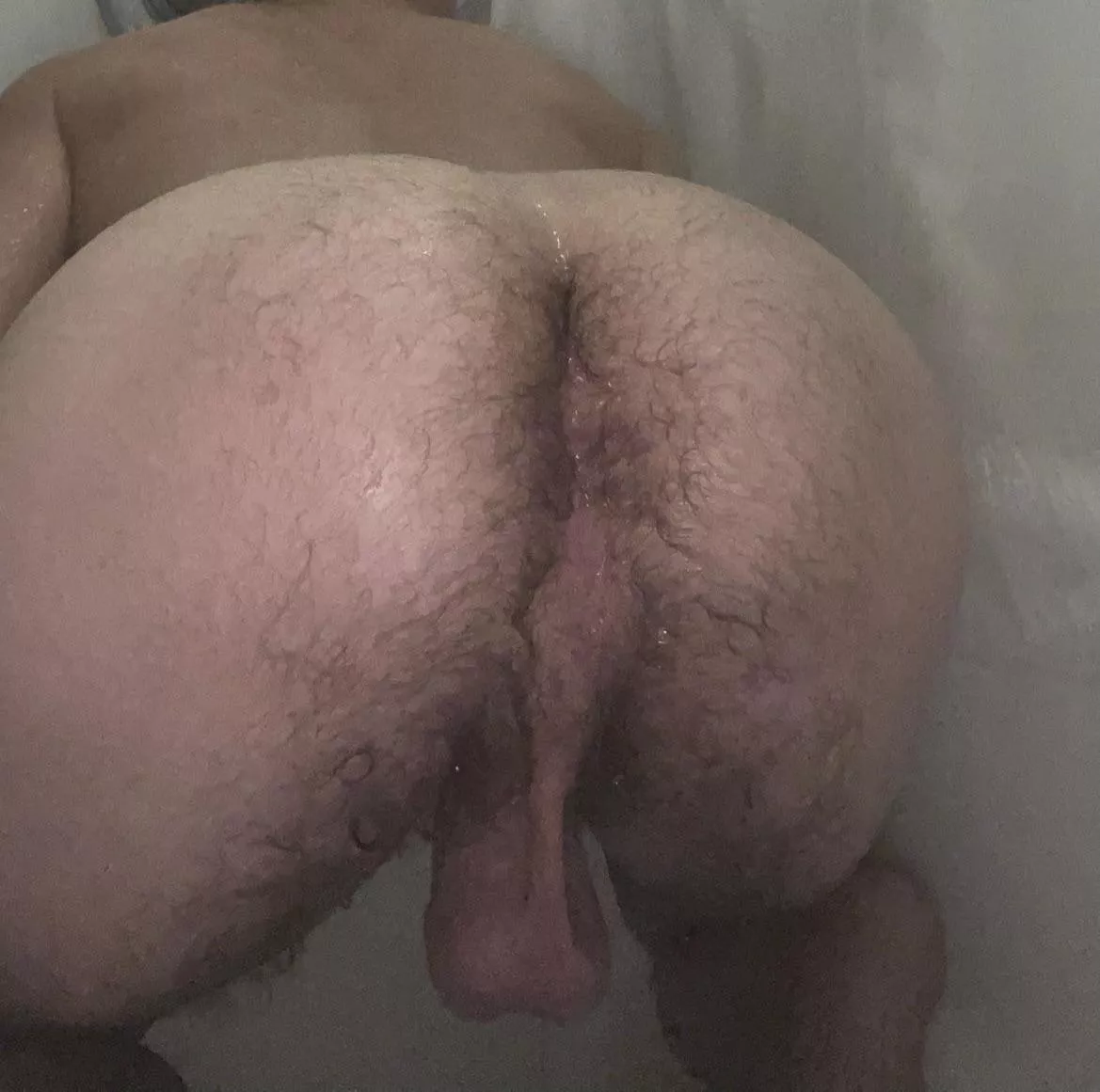 bending my hairy ass in the shower for you 👅