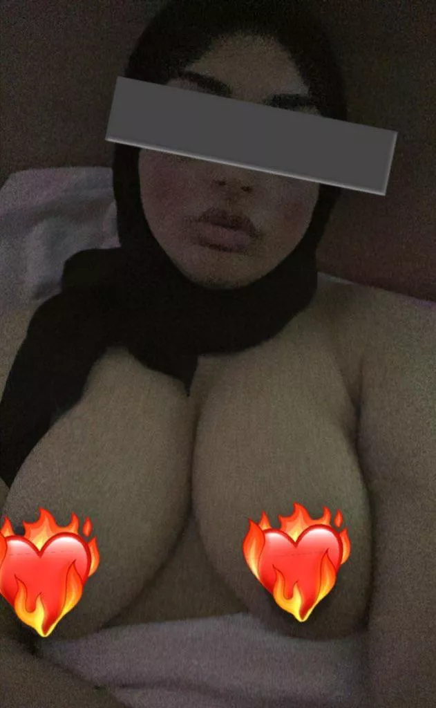 Bet you’ve all fantasised about fucking a Muslim hijabi slut at least once 🧕🏽💦