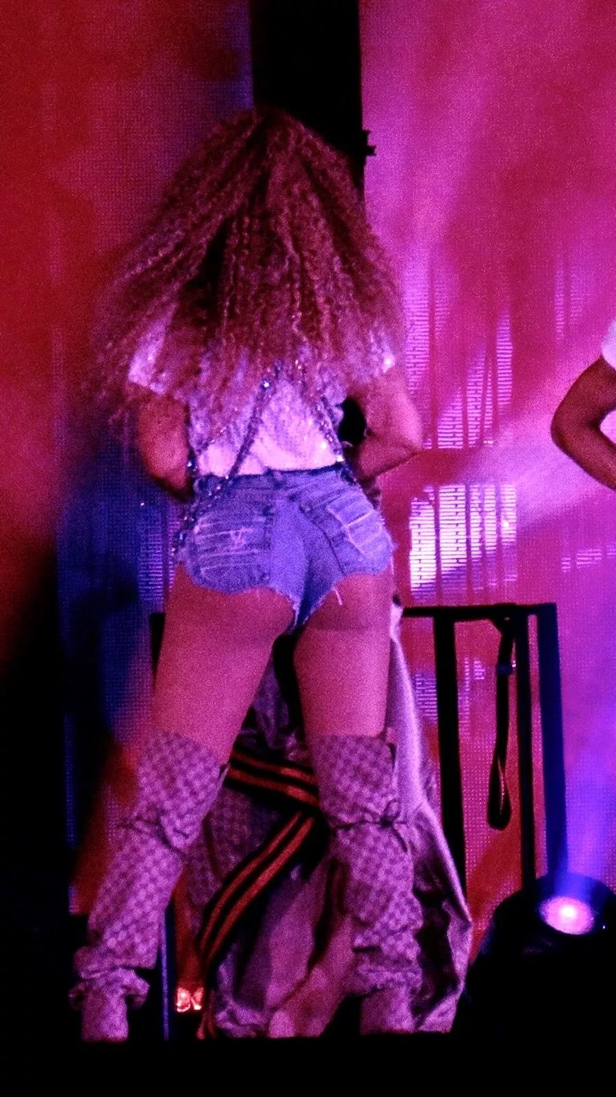 Beyonce's fat booty vs. blue jean shorts. Booty clearly winning in a landslide 🍑