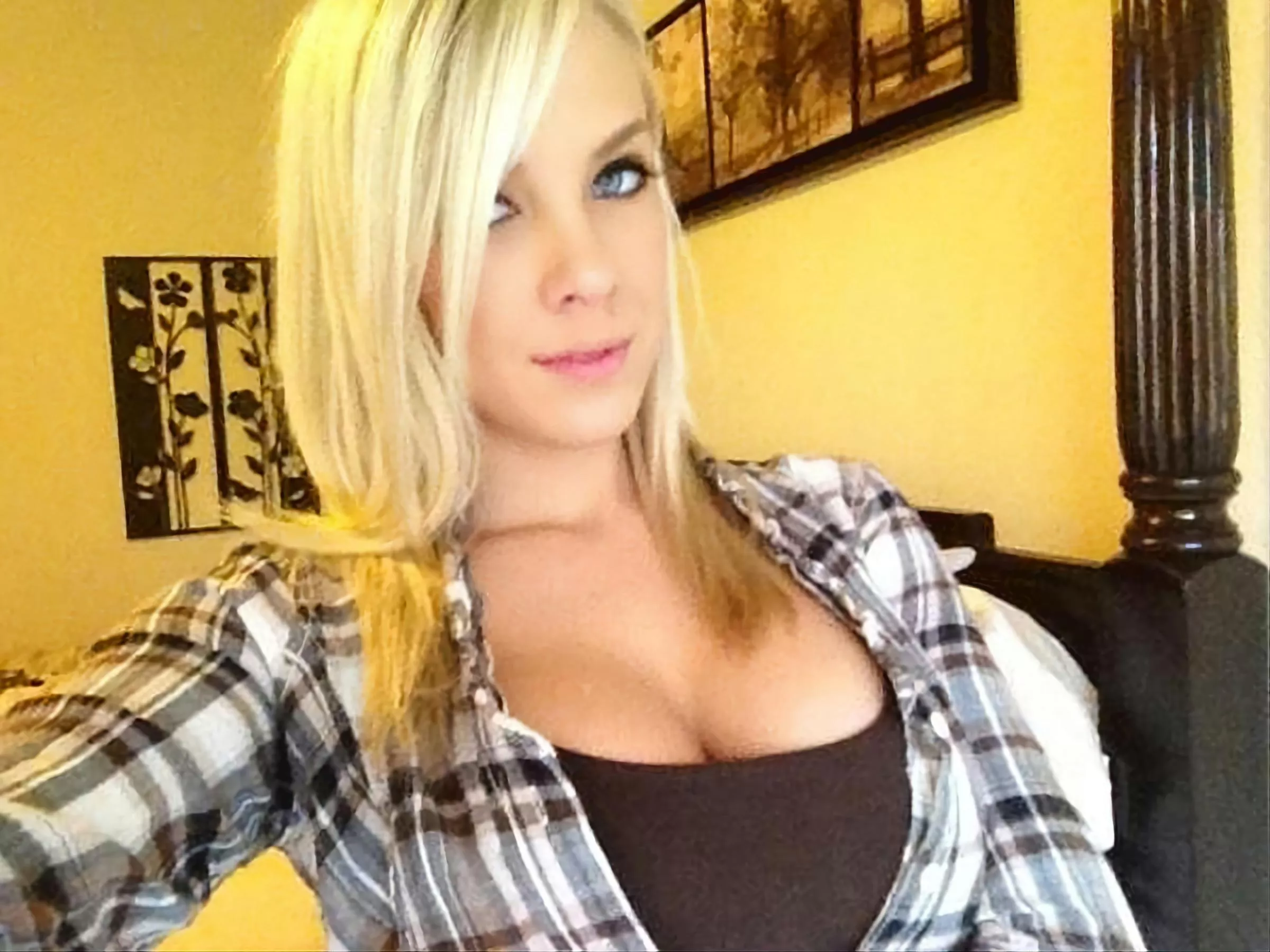 Bibi Jones selfie