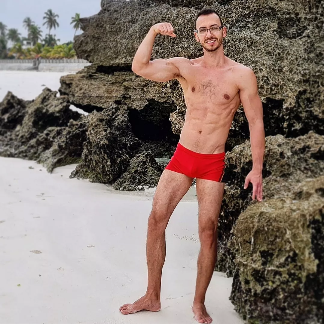 Biceps flex on a beach day