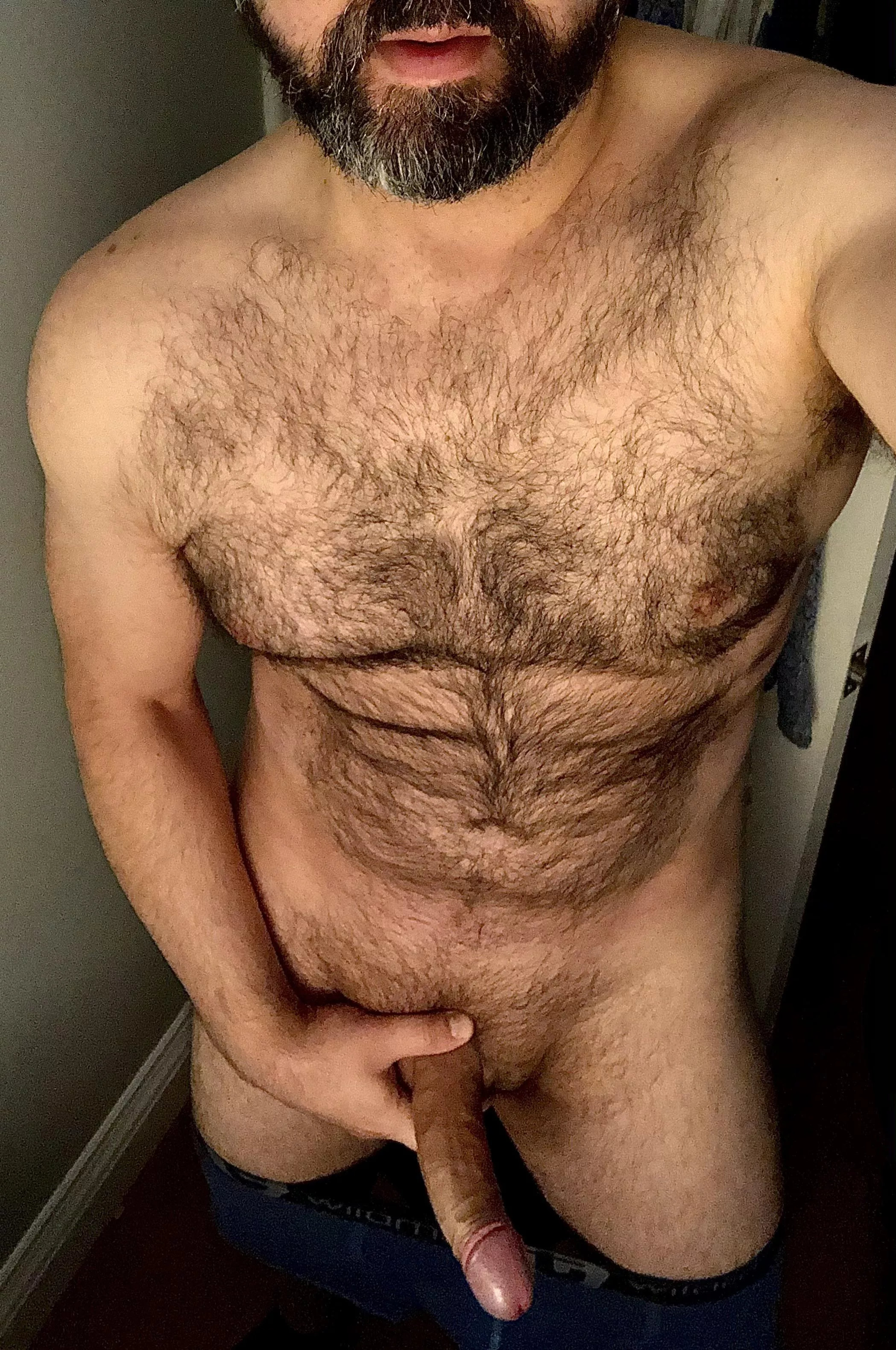 Big, bi, and burly...loves to fuck early.