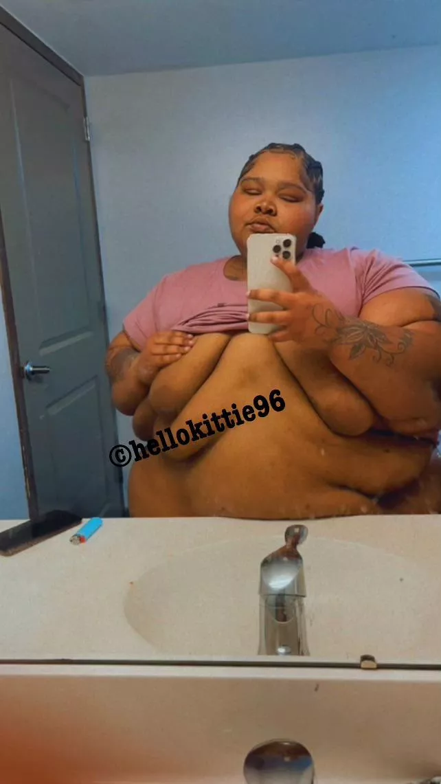 Big pretty girl , with a big pretty pussy