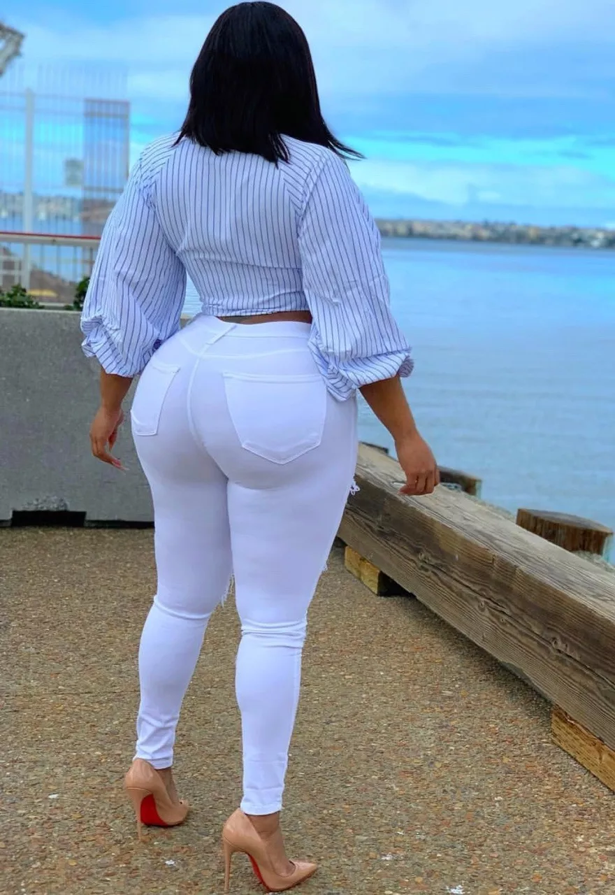 BIG Round ASS in white