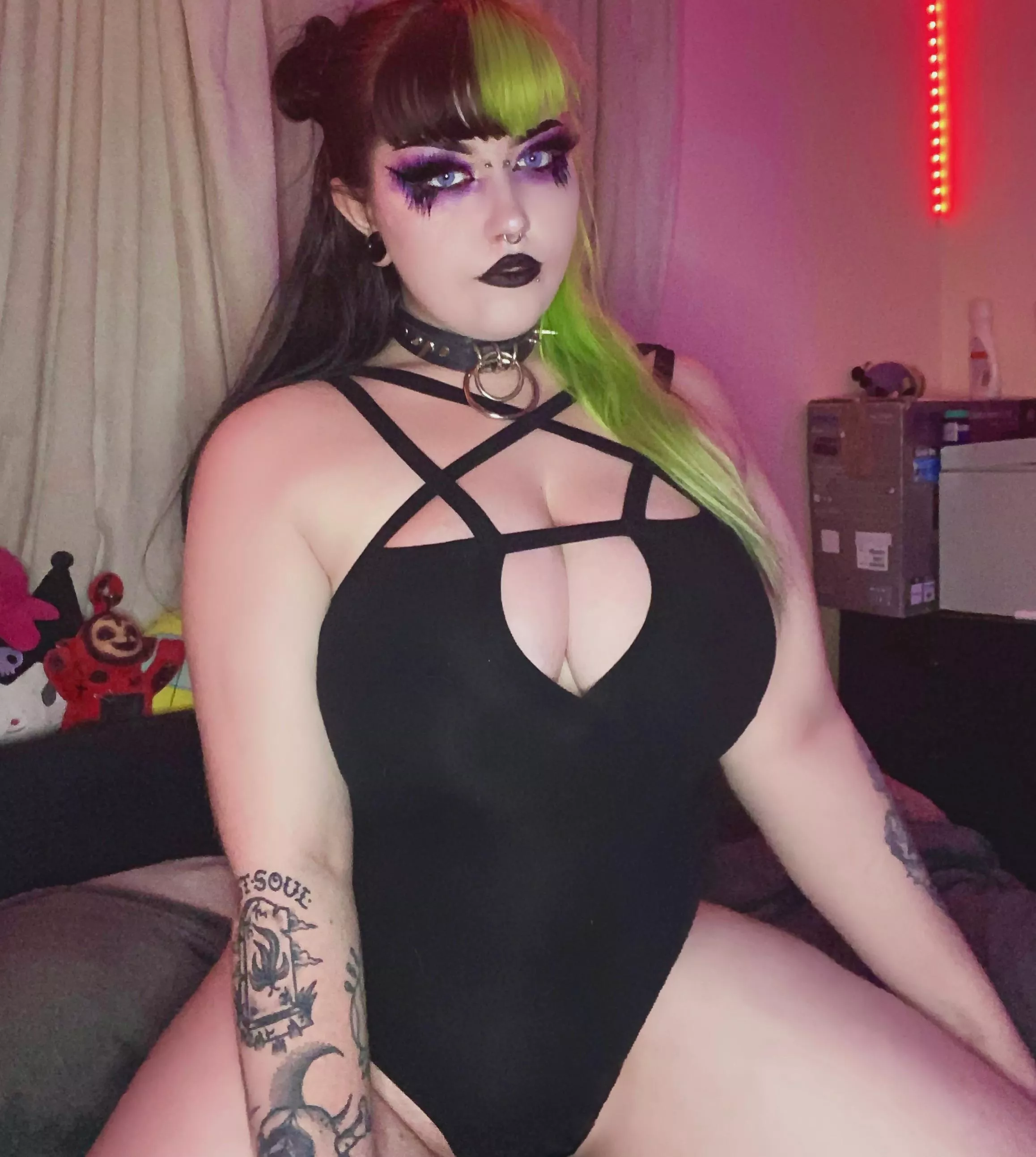 Big tiddy goth gf at your service â˜ºï¸