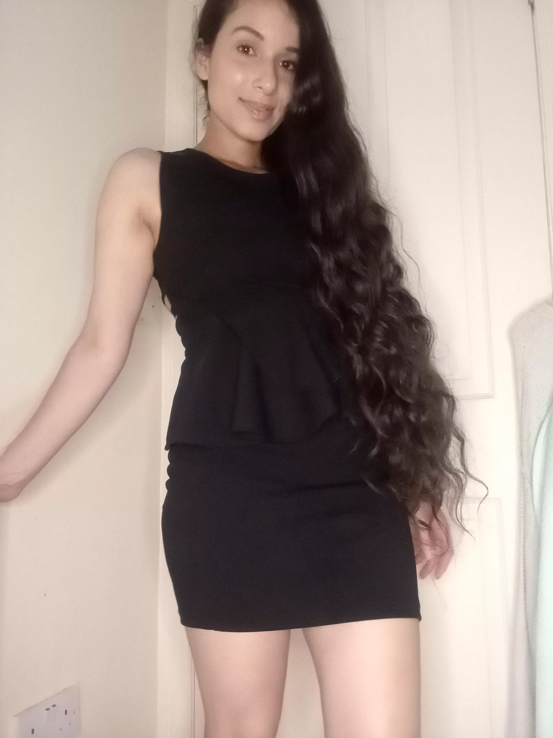 Black dress and long hair ðŸ˜‡ðŸ˜Š [F]