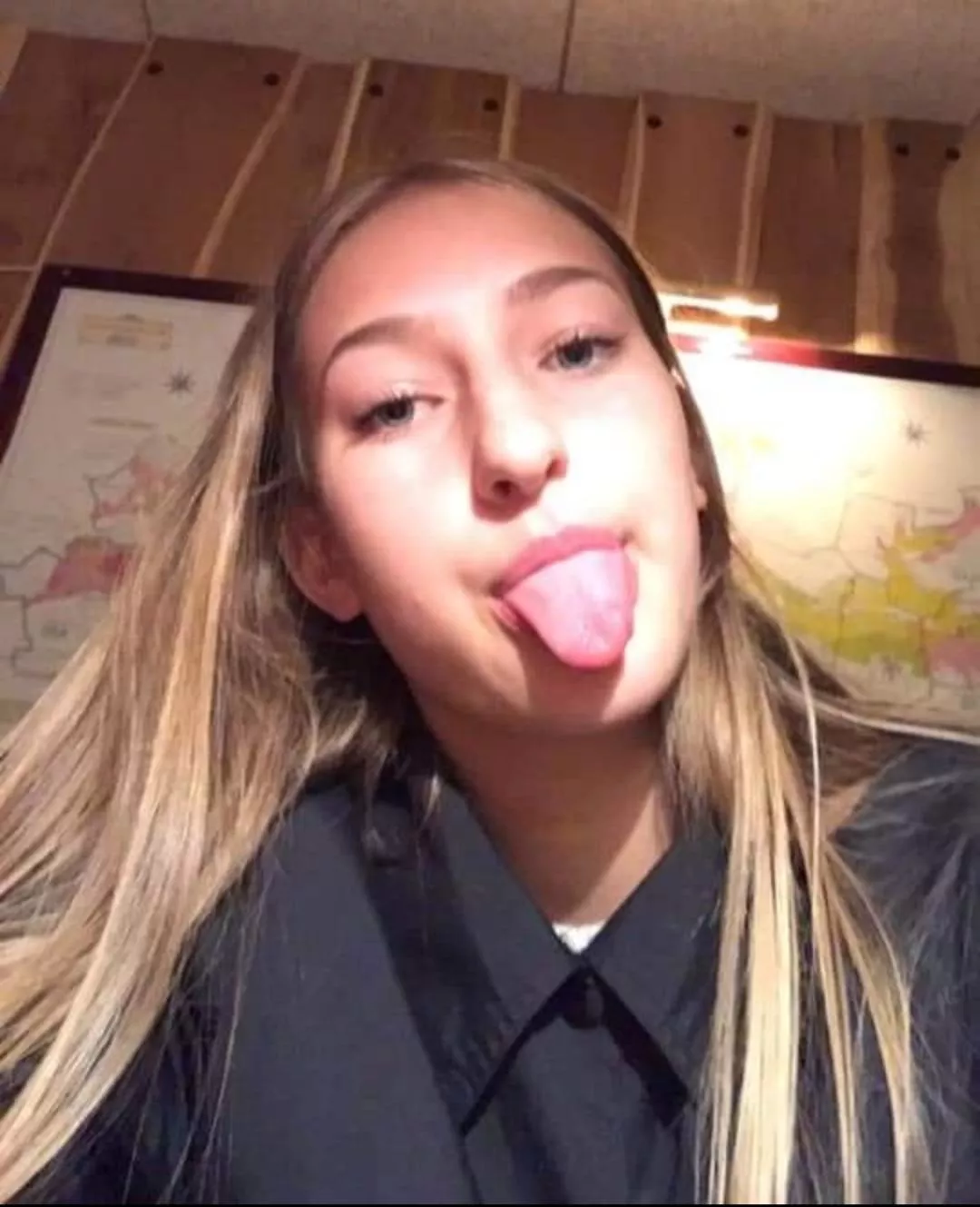 Blonde tongue