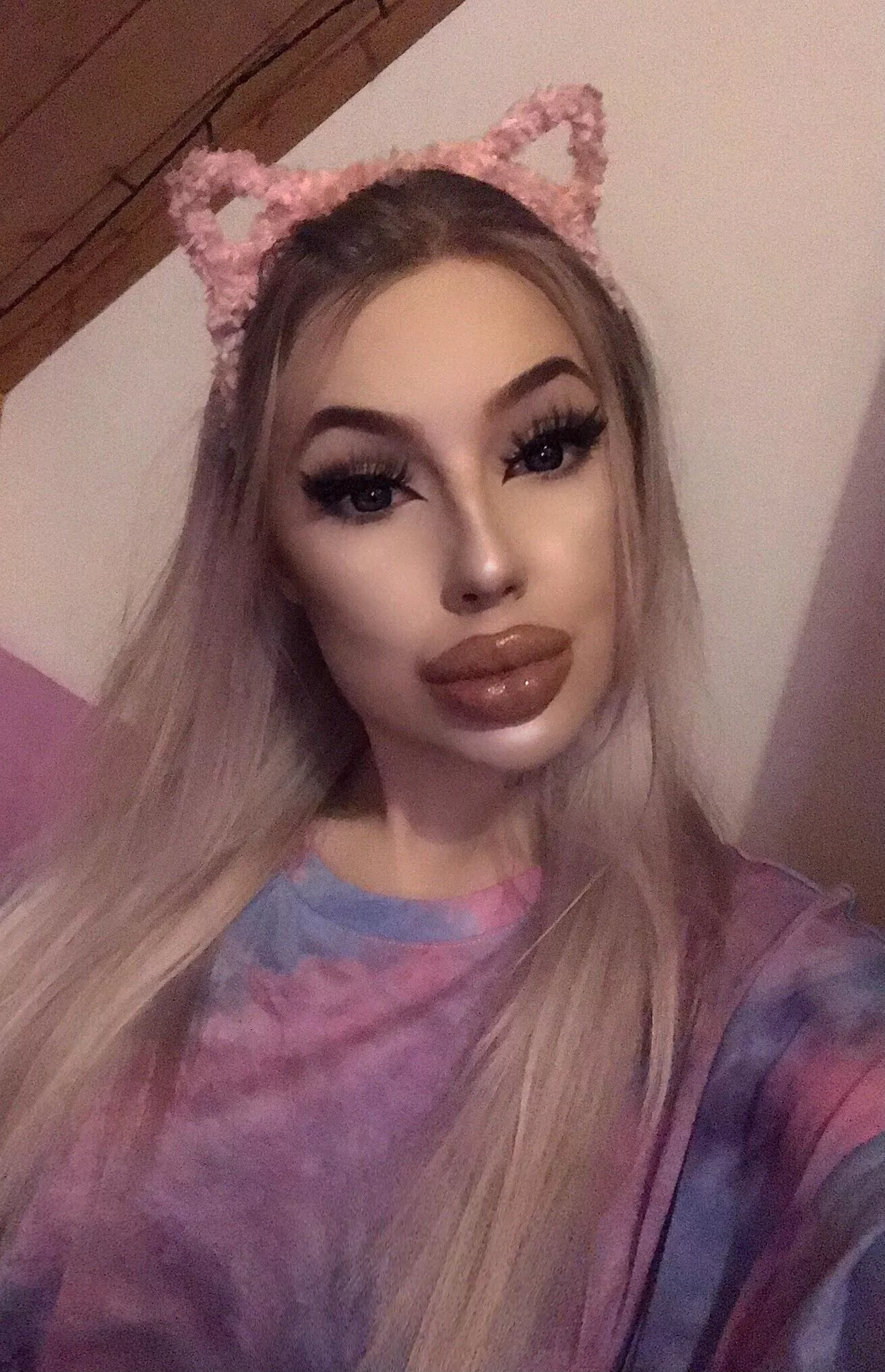 blondie with big glossy lips😍