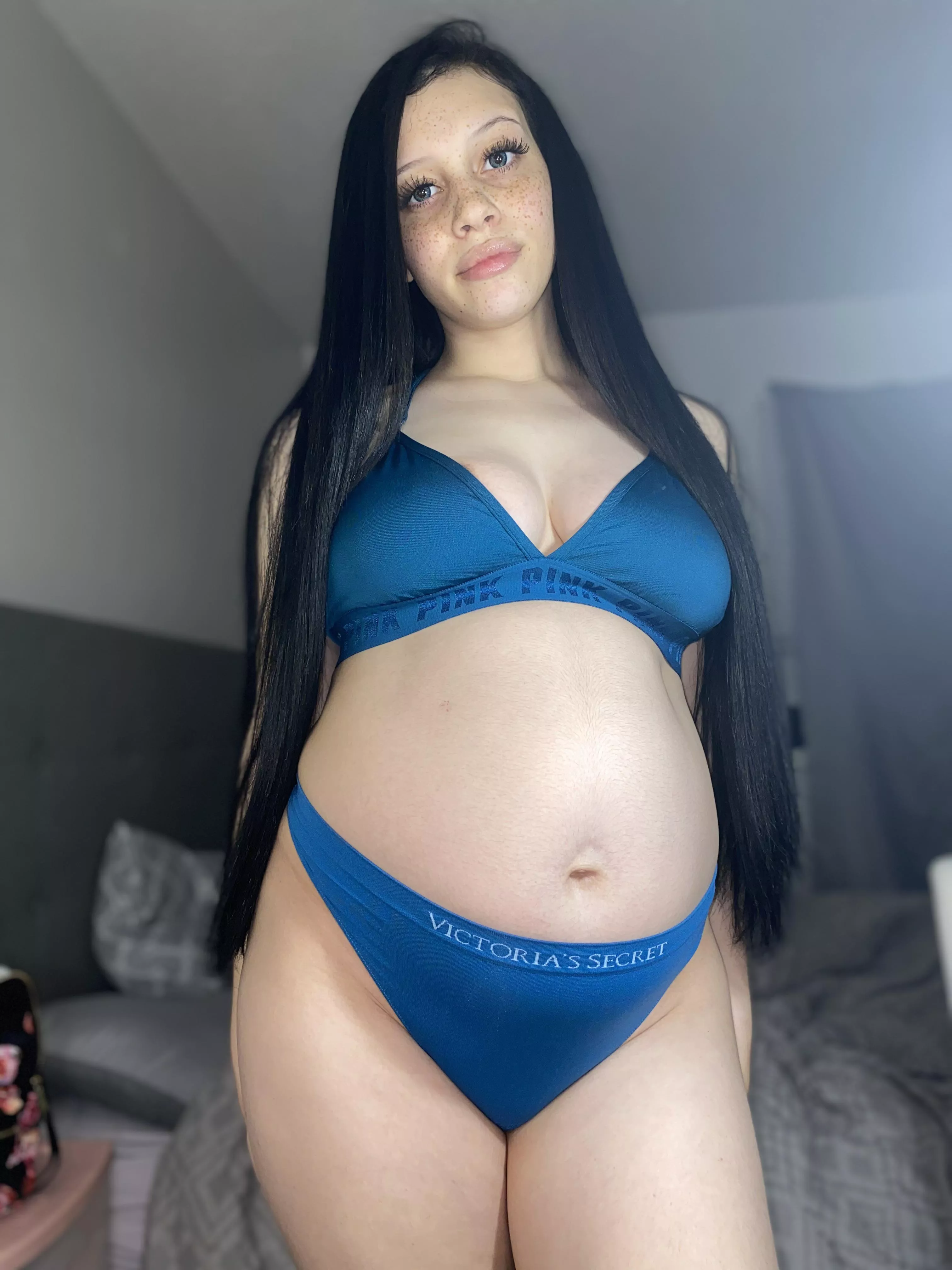 Blue is so beautiful on my belly ðŸ’¦ donâ€™t you think?