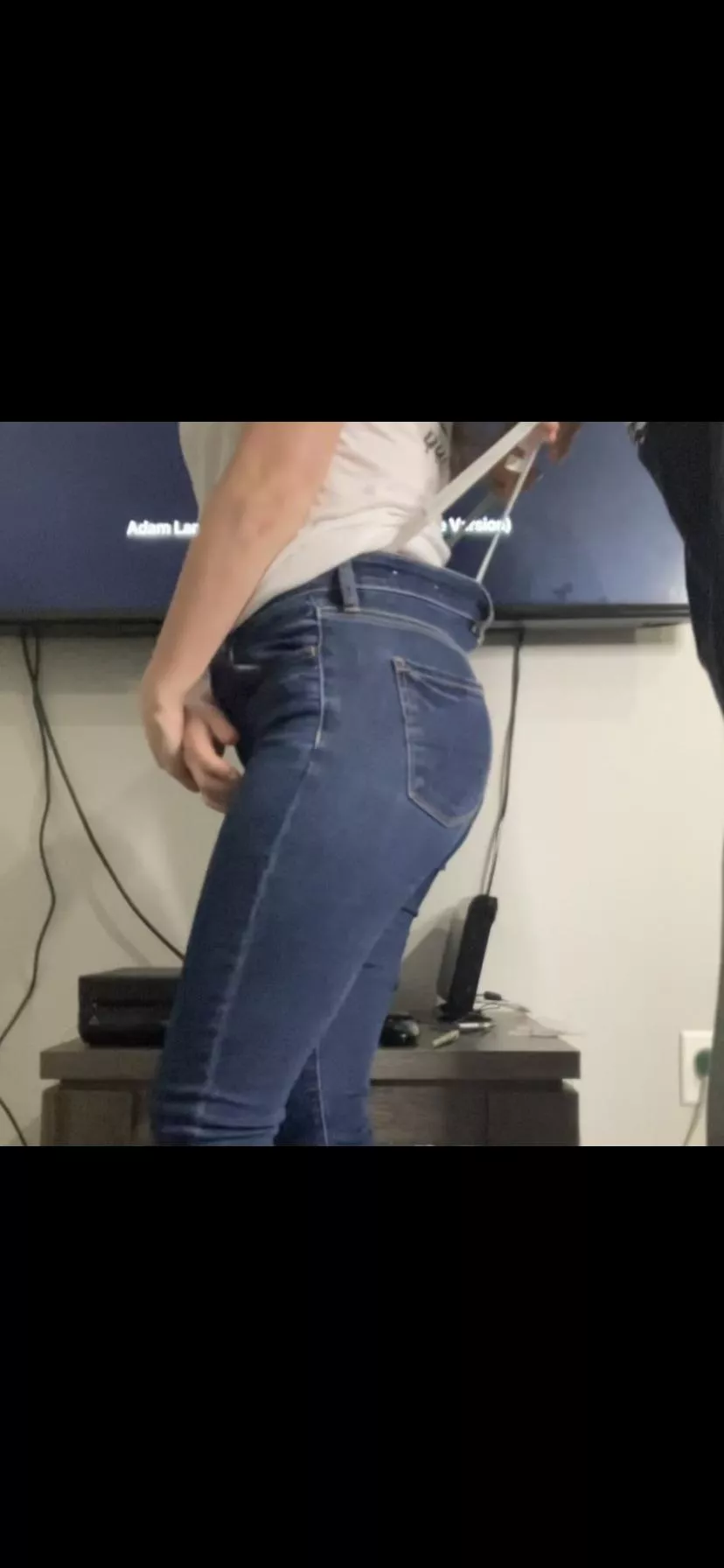 Bonnie gets a thong wedgie in tight jeans🤪