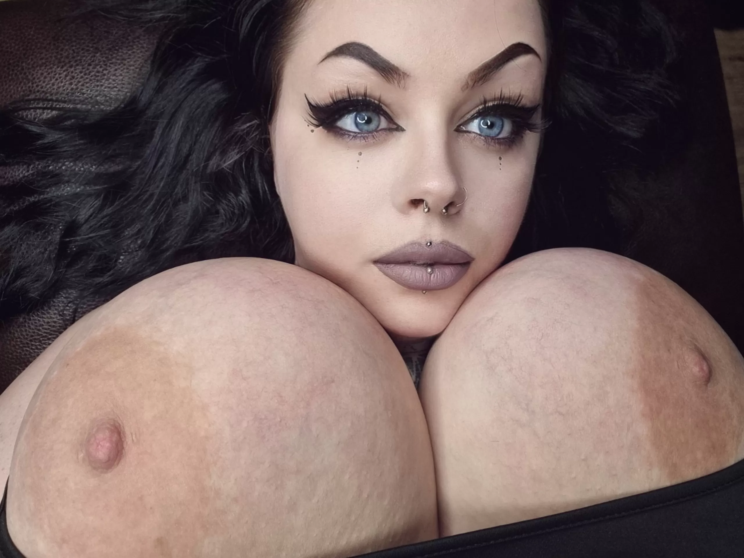 Boobs the size of footballs. 👌