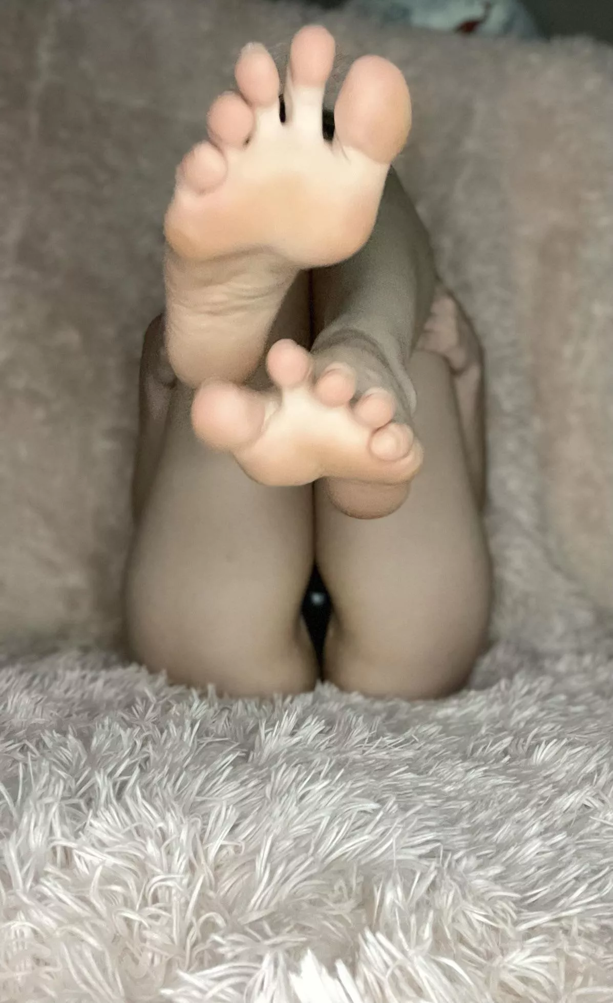 Booty + feet for the eyes enjoyment 🦶🏻🍑