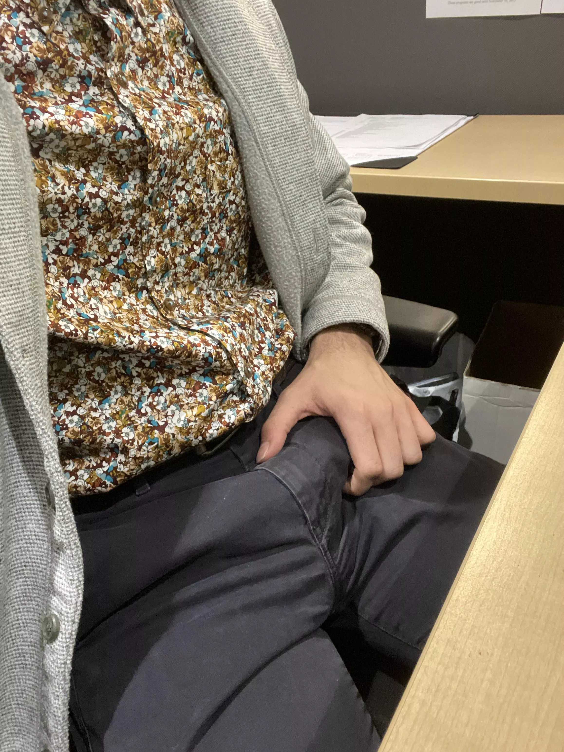 bored and bulging at work, any bros wanna help?