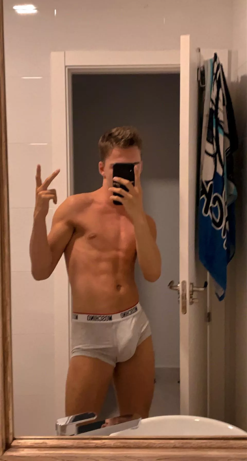 Bored guy, young fit boys hmu ;) dm’s open !