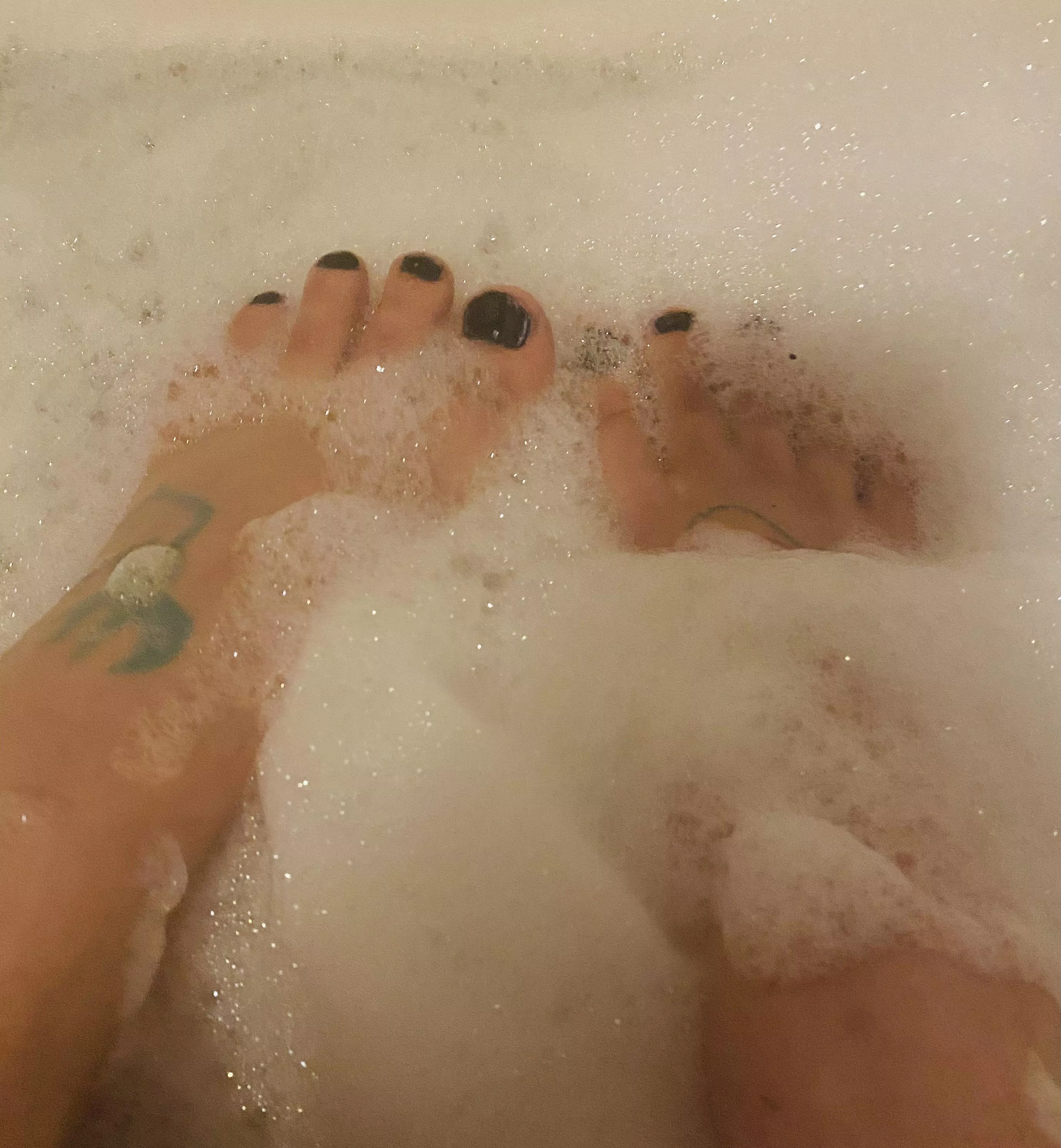 Bubbly feet anyone 👅😈👣???