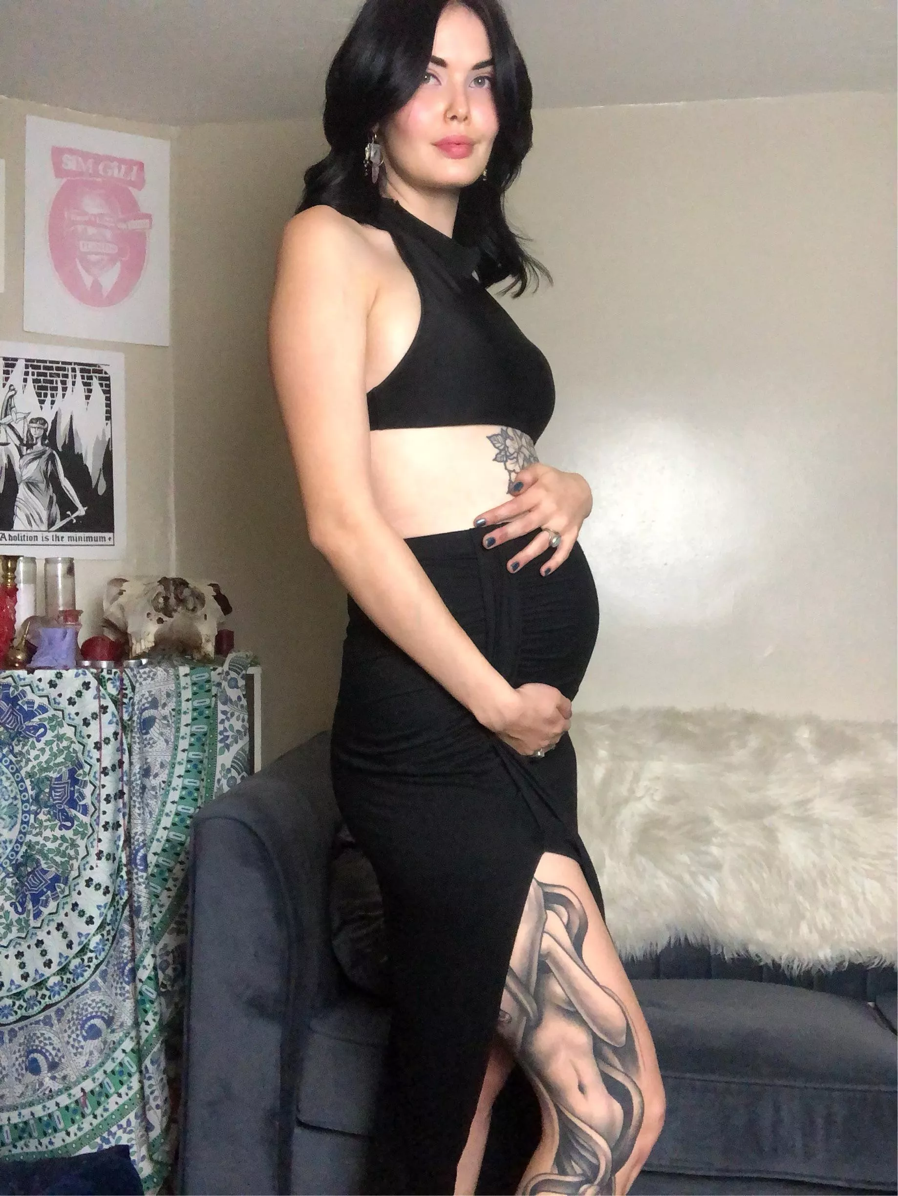 Bump coming in nicely, currently twenty-seven weeks ðŸ–¤