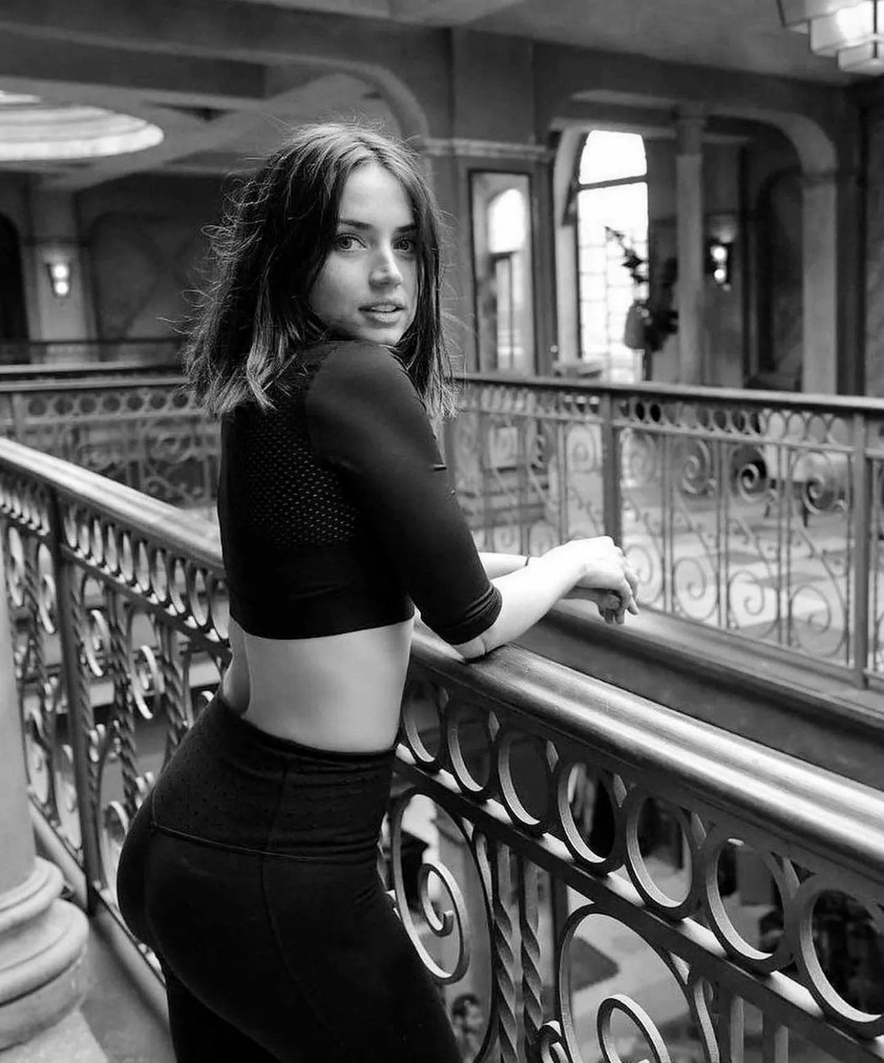 B&W Ana de Armas in leggings 😮‍💨