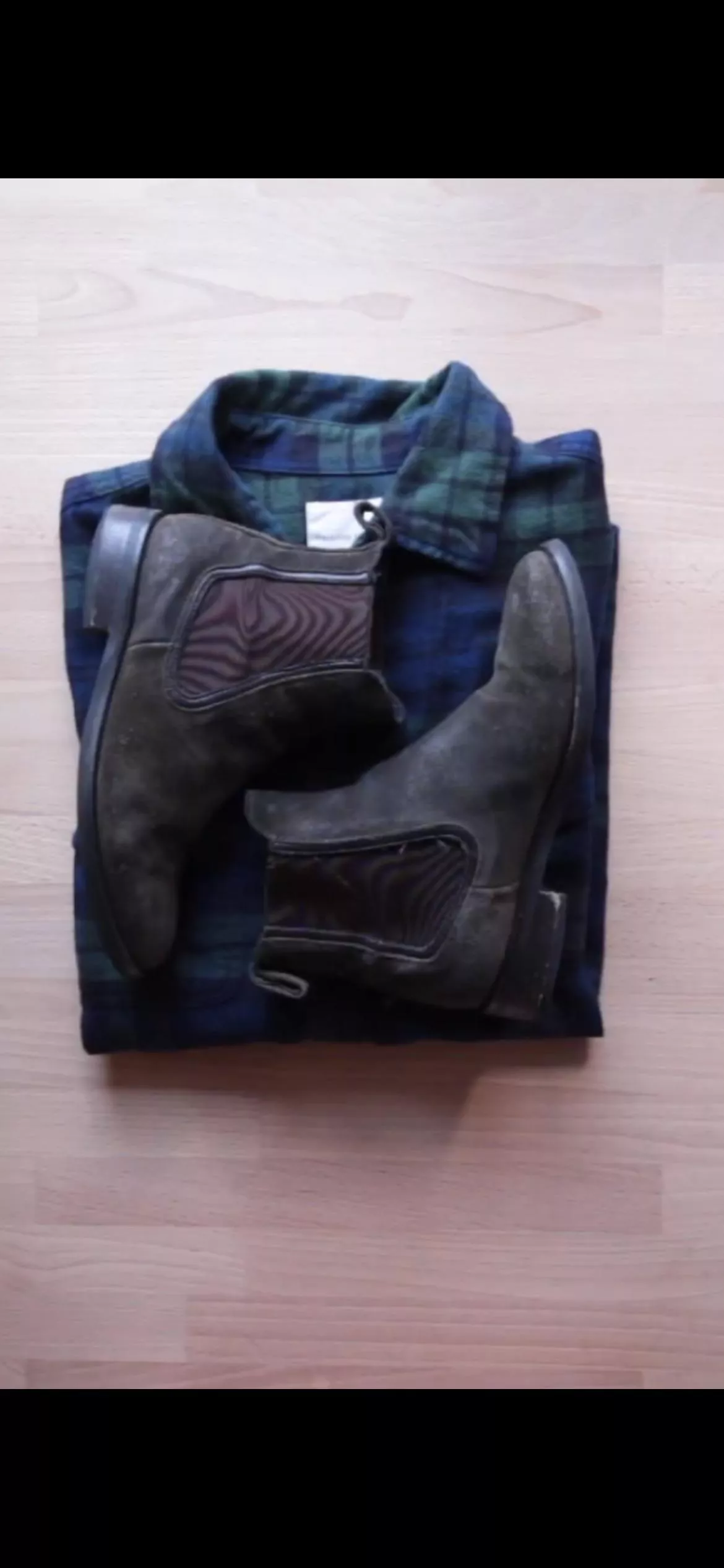 Can anyone in this wonderful sub please help me ID the make and model of these Chelsea boots?