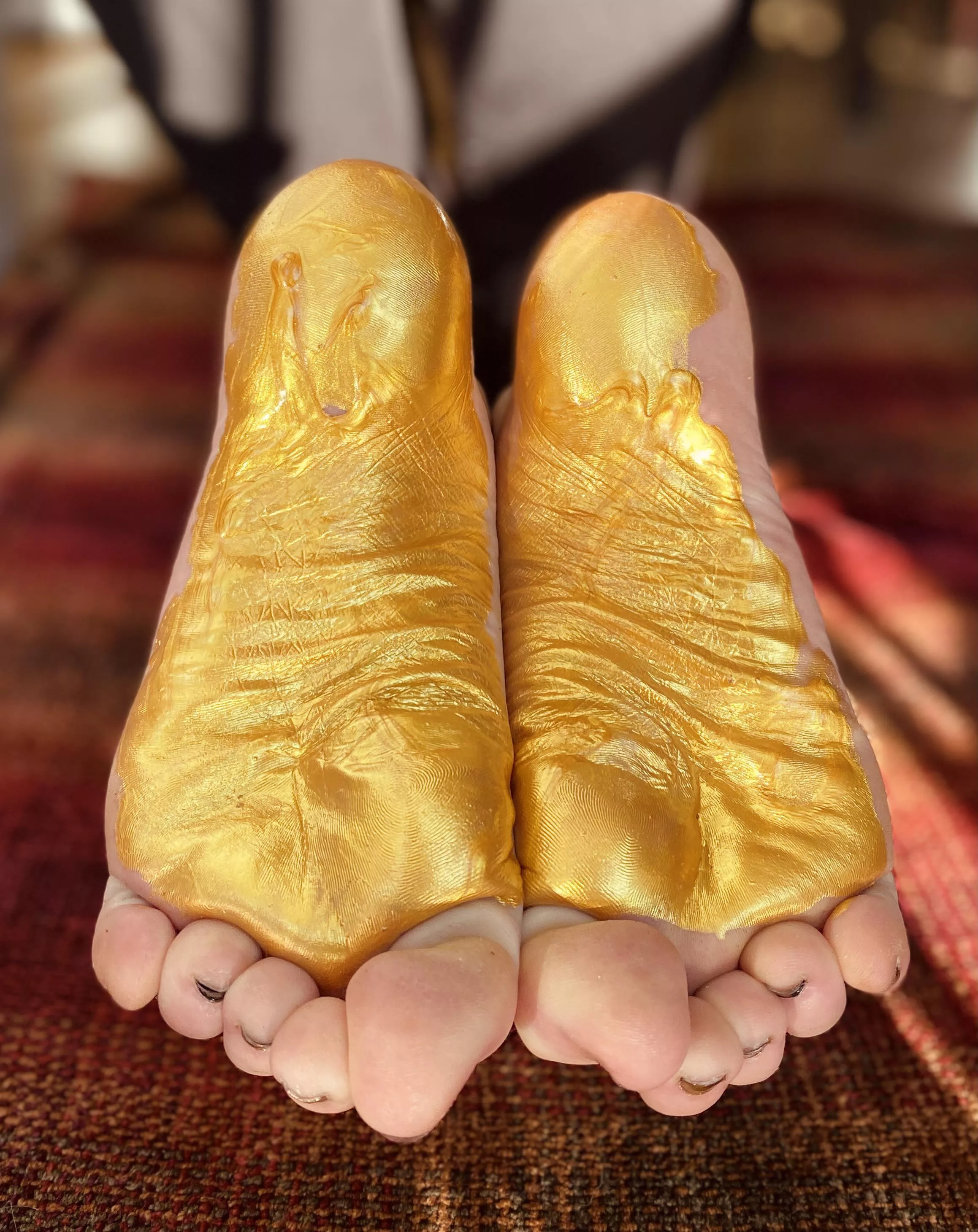 Can I be your golden girl? 🦶😏 Sending you some sole love this weekend 😘