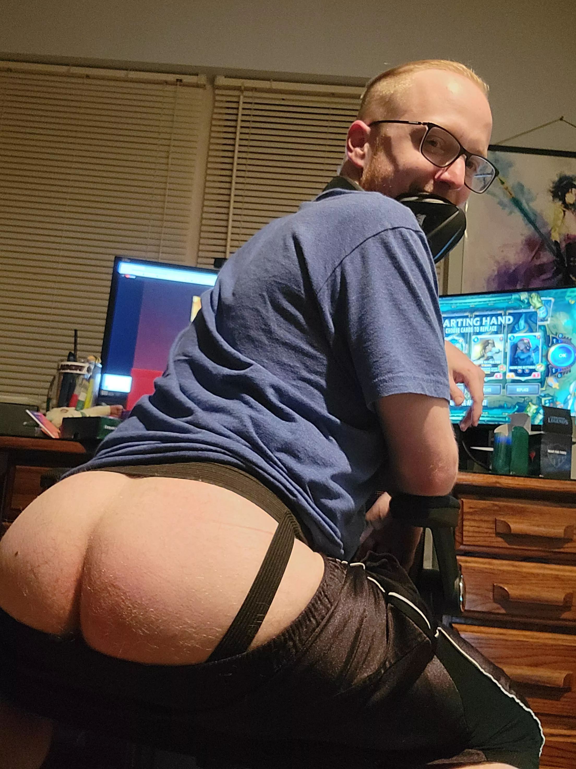 Can I get a backseat gaymer to help me with the new campaign in LoR? 😋🍑