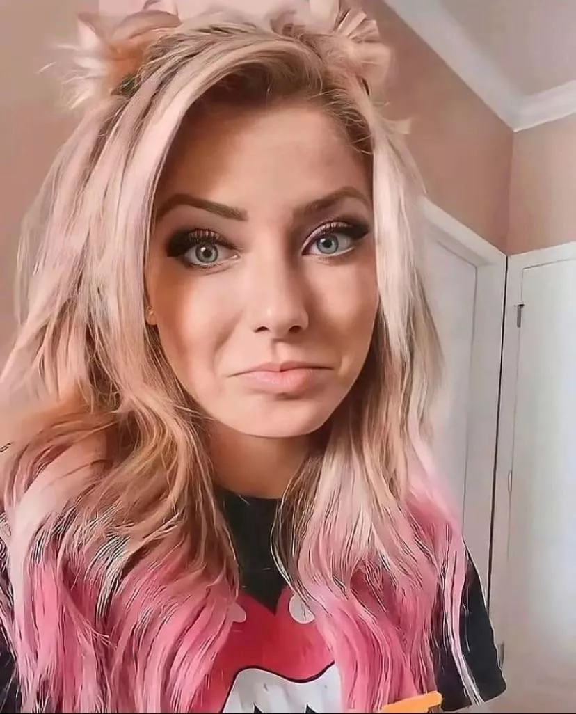 Can not stop getting hard as soon as I see Alexa Bliss, would love to get teased to and worship her