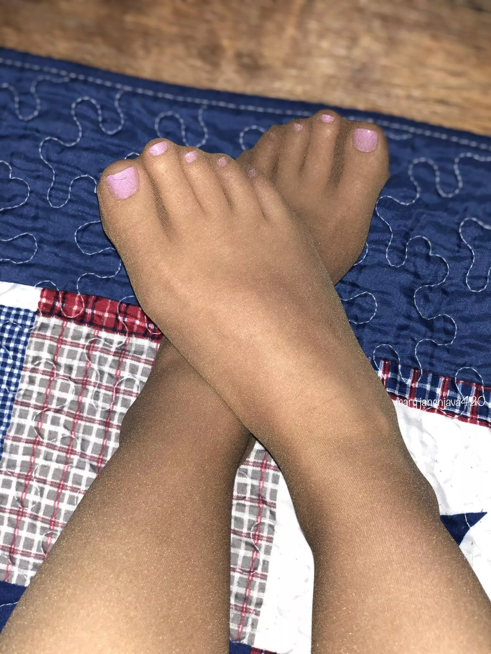 Can we admire my lilac toes in pantyhose for a second? 😍