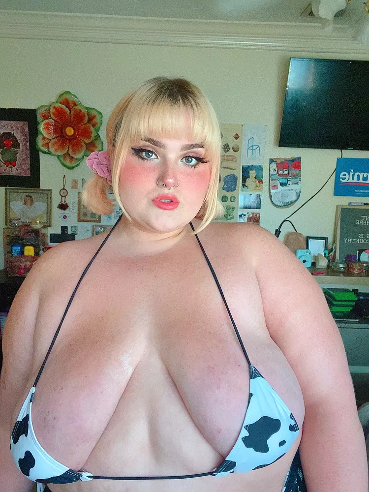 can you cum on my tits pls ? 💘