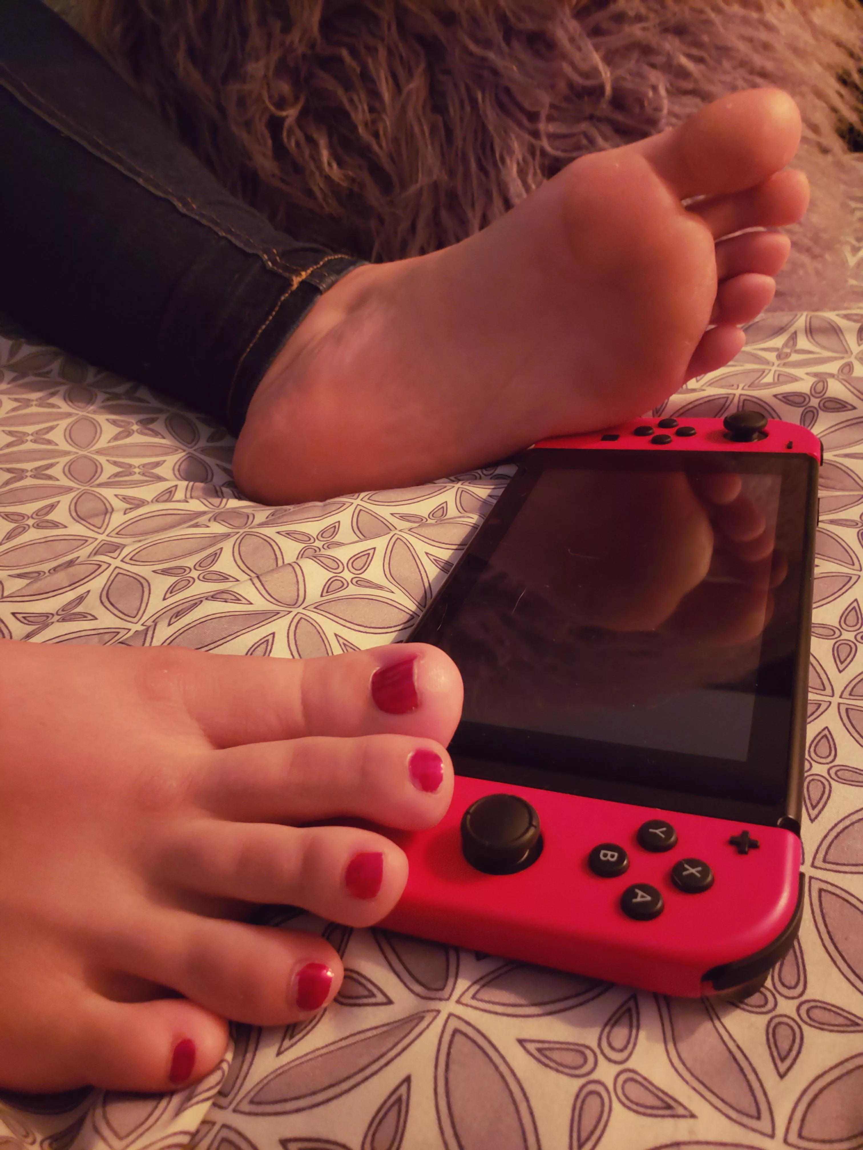 Can you suck all my toes while i catch butterflies in animal crossing? ðŸ•¹ï¸ðŸŽ®ðŸ˜‹