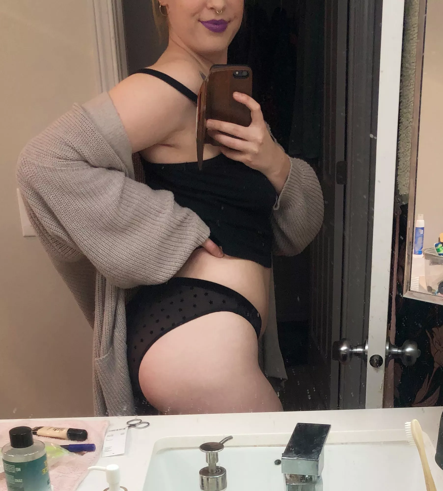 casual but also not ðŸ™ƒmirror selfie + purple lipstick + starry black panties â­ï¸ðŸ–¤[f]