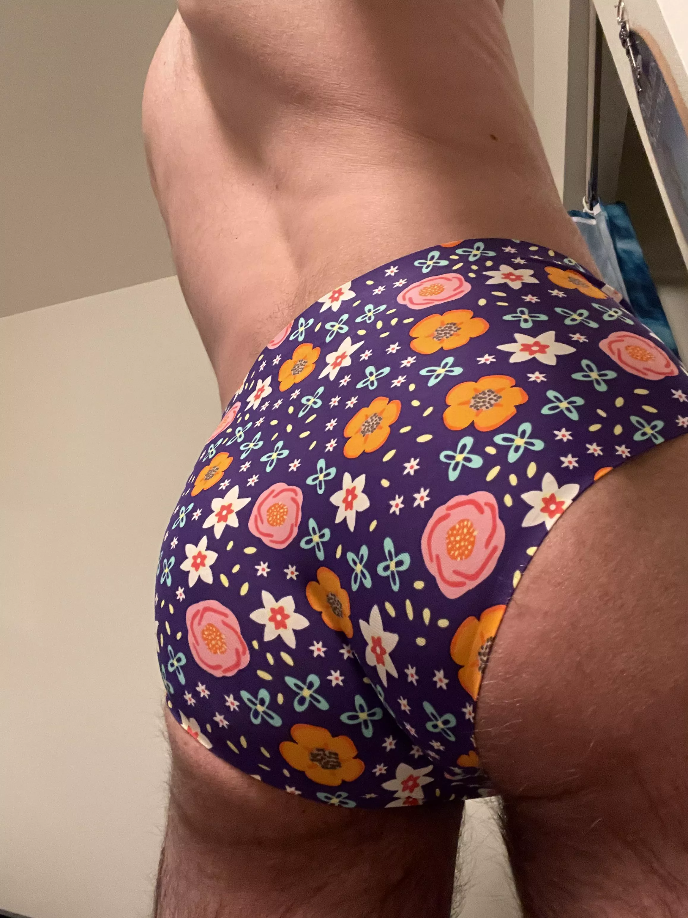 Cheeky florals to start the weekend out right! Whatâ€™s your favorite kind of panty?