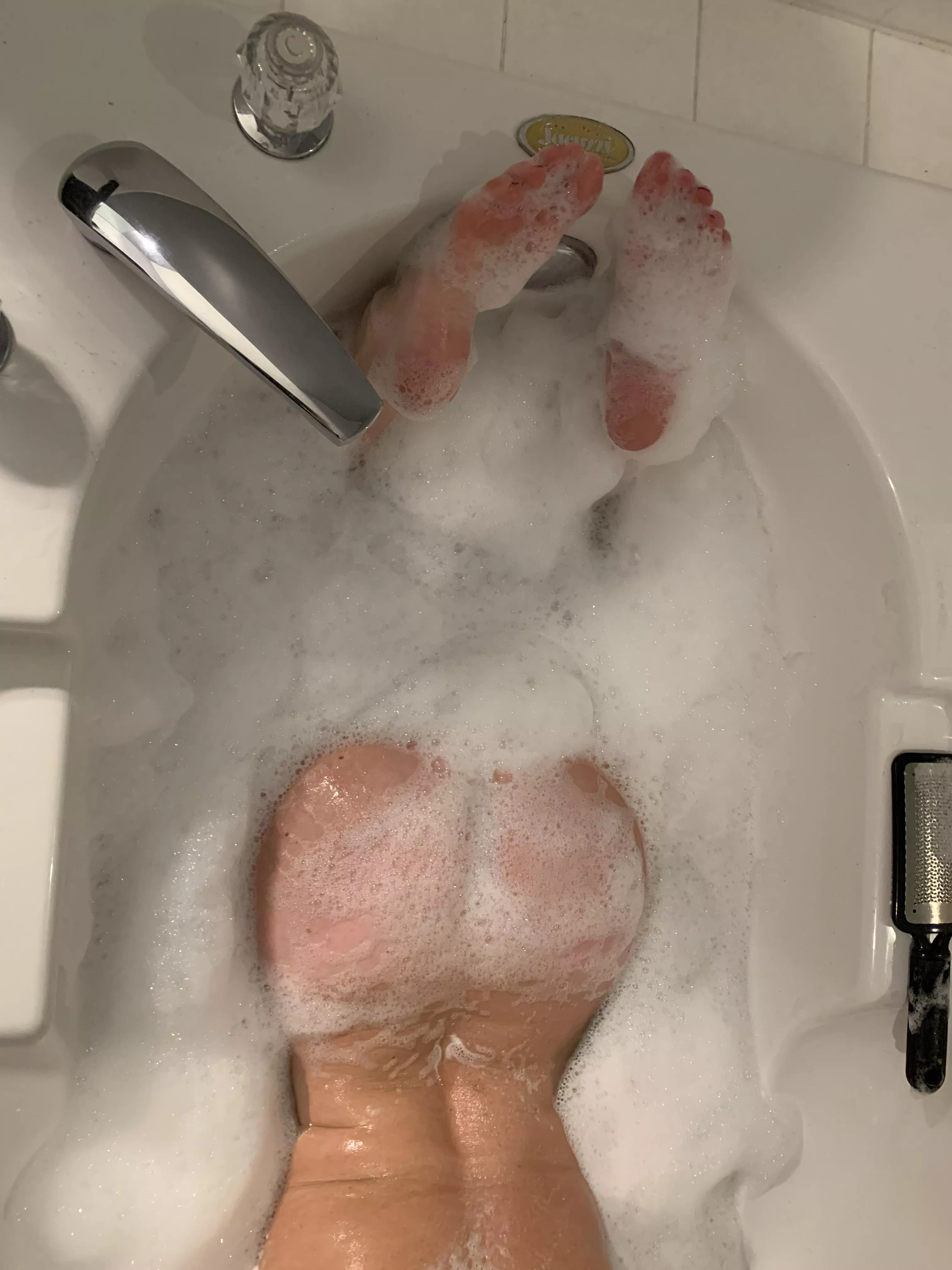 Clean up in the tub, keeping the butt and feet clean!