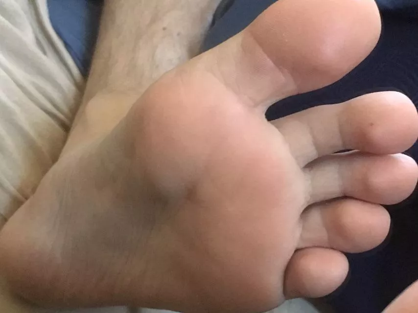 College boy feet, fresh from a workout. Would you sleep with your mouth open, roomie...? ;)