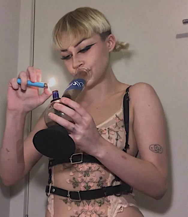 come smoke with this teen slut 🎀🍃 link in comments!