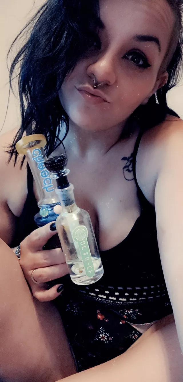 Come watch me milk this bong then I'll milk your cock ðŸ¤¤