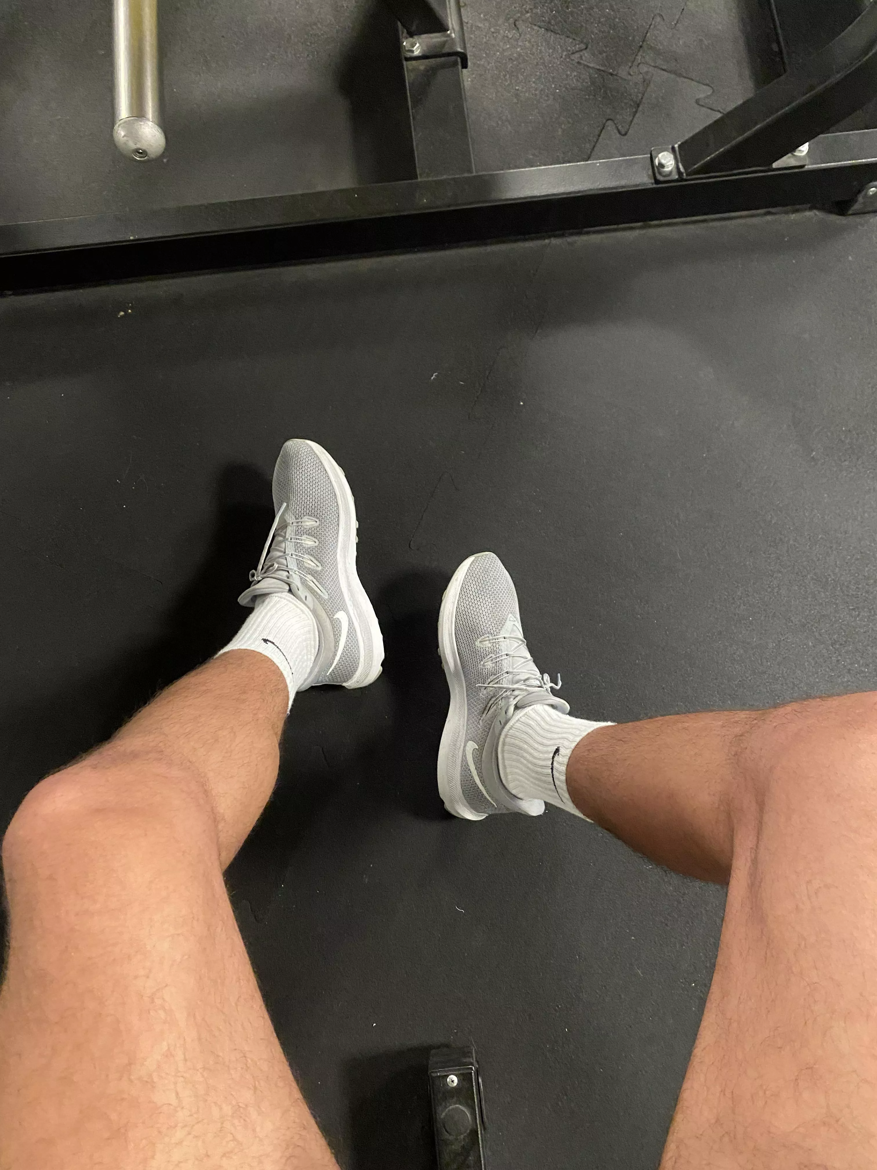 Come worship my feet at the gym👣💪🏽