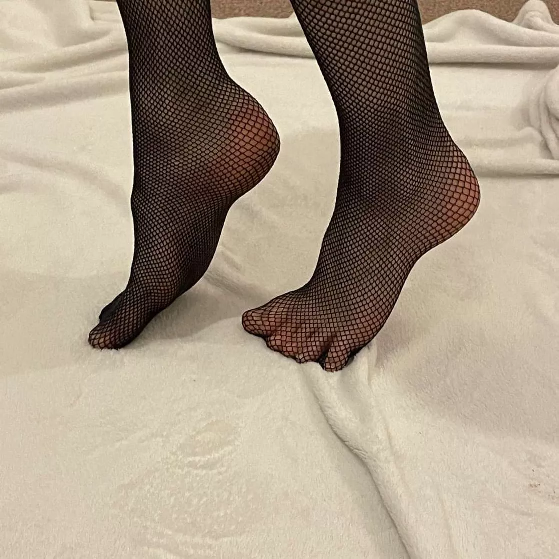 Come worship my feet. I bet u can make you cum