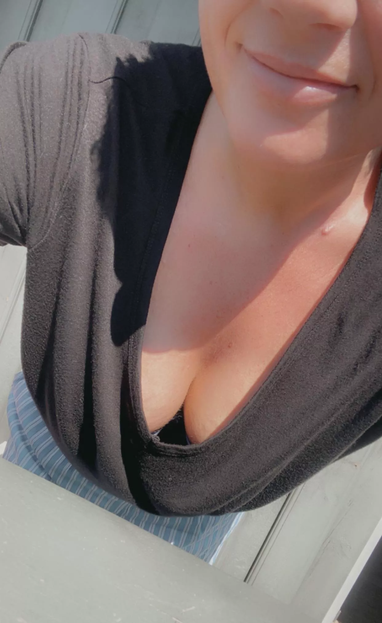 Could I interest you in a peek down my shirt? ðŸ˜‡ (f)41