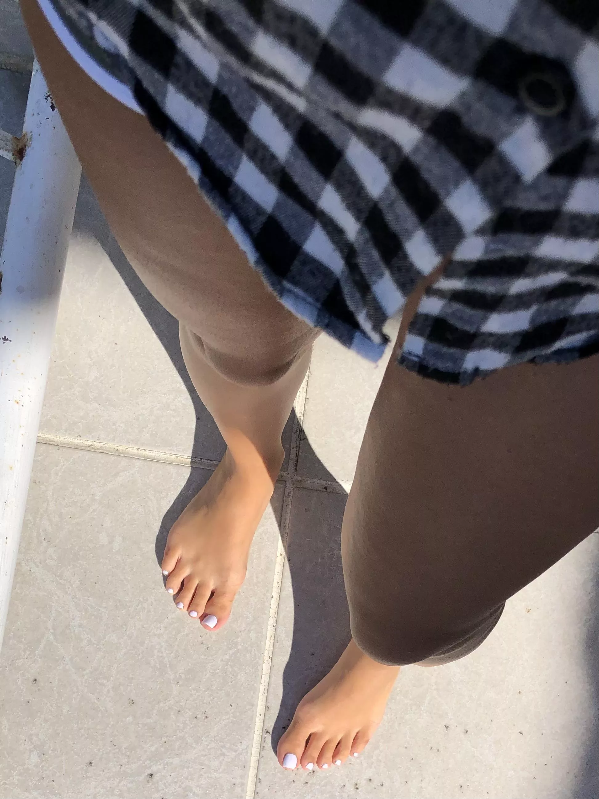 Could you massage my feet please ?🥺