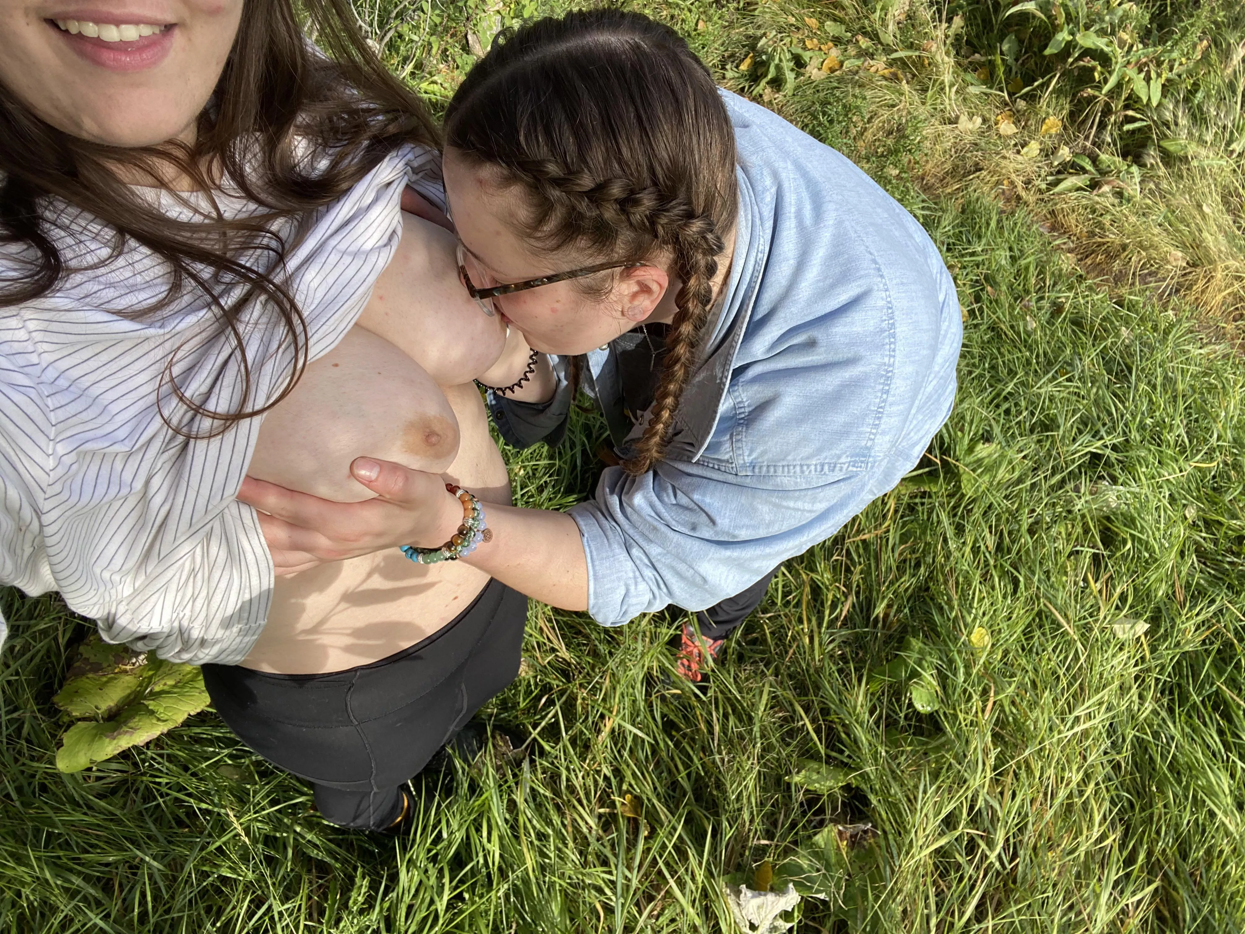 Couldn’t help sucking on my gfs titts when on a hike 😈🤤