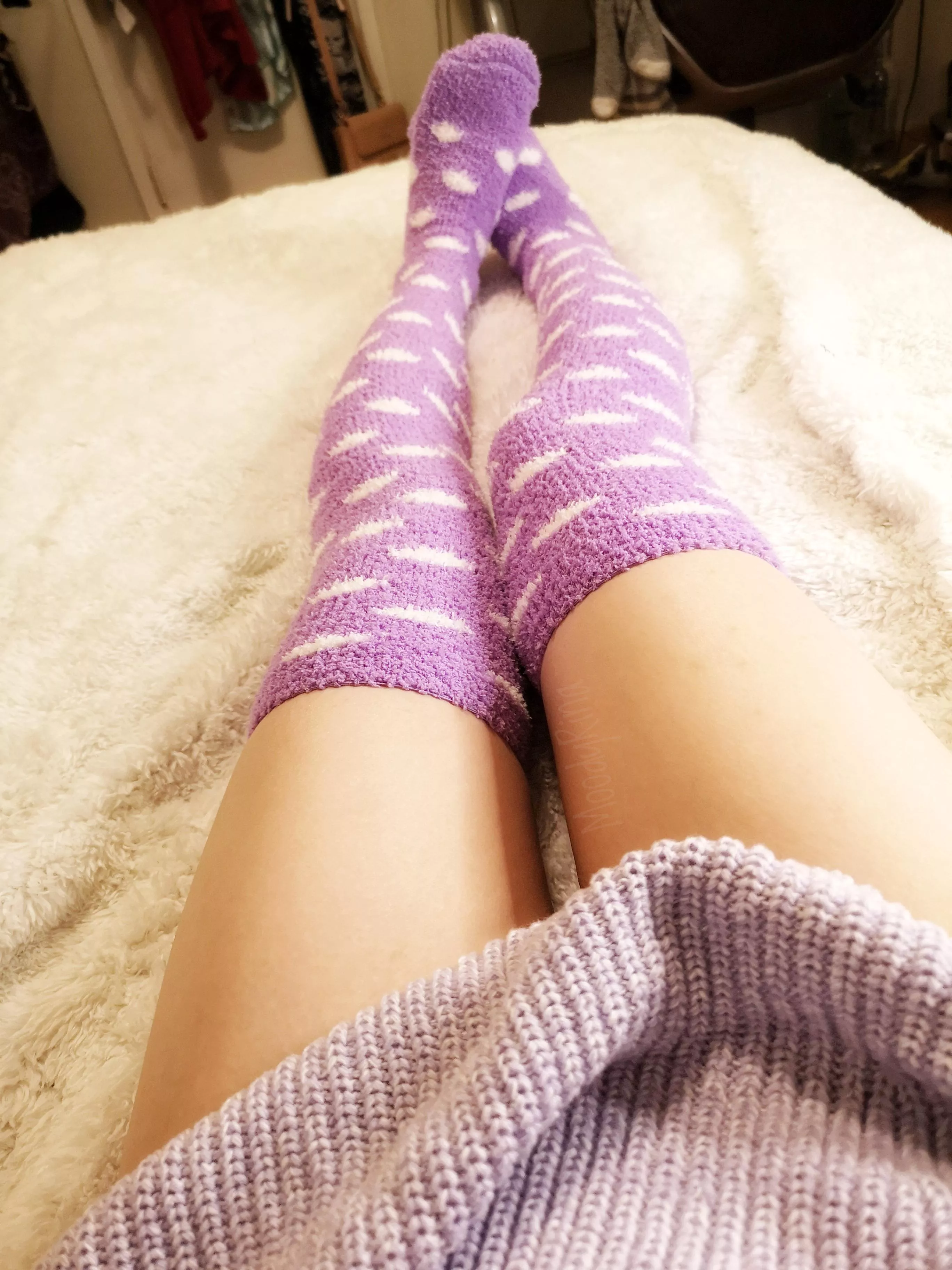 Cozy up with me and stroke my soft thighs through my thigh gap? ðŸ’“